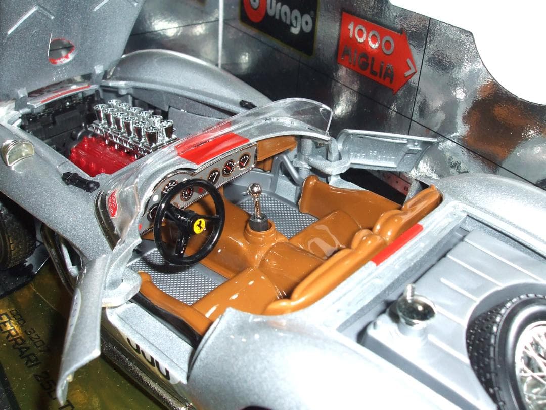 フェラーリ　２５０　テスタロッサ　（１９５７）　 ＃３３０　レースカー　１／１８