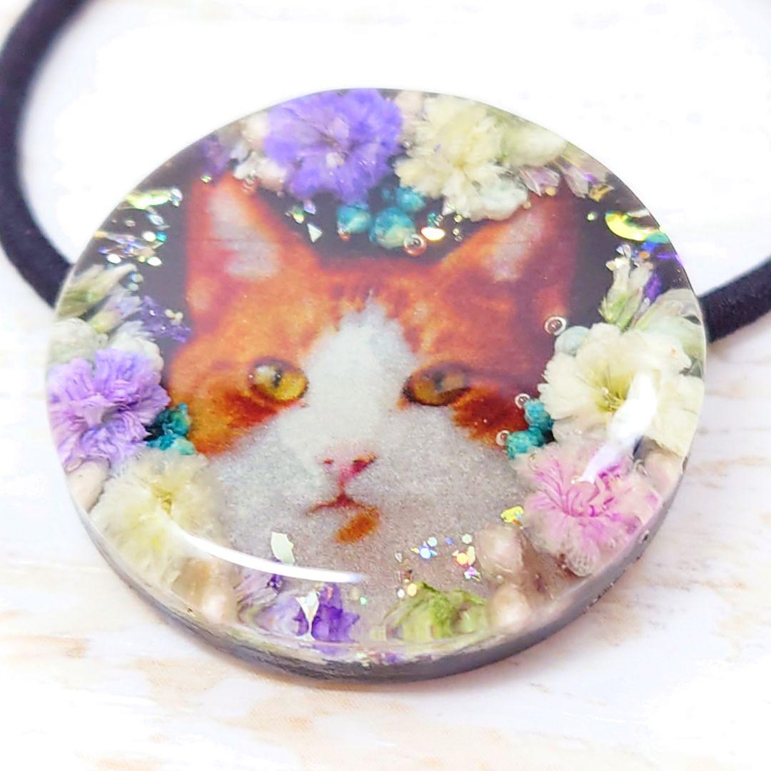 かすみ草と猫ちゃんヘアゴム♡ハンドメイド レジン ネックレス お花 ブローチ 丸