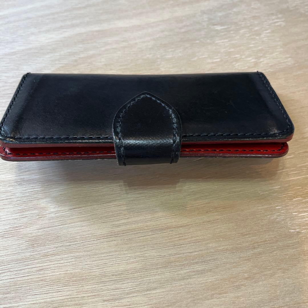 黒いレザー長財布 フラワーモチーフ付き