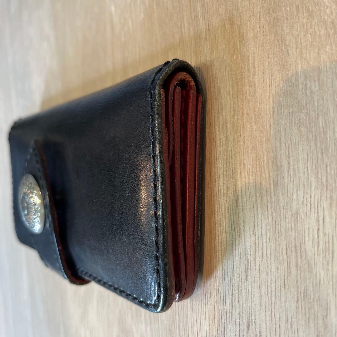 黒いレザー長財布 フラワーモチーフ付き