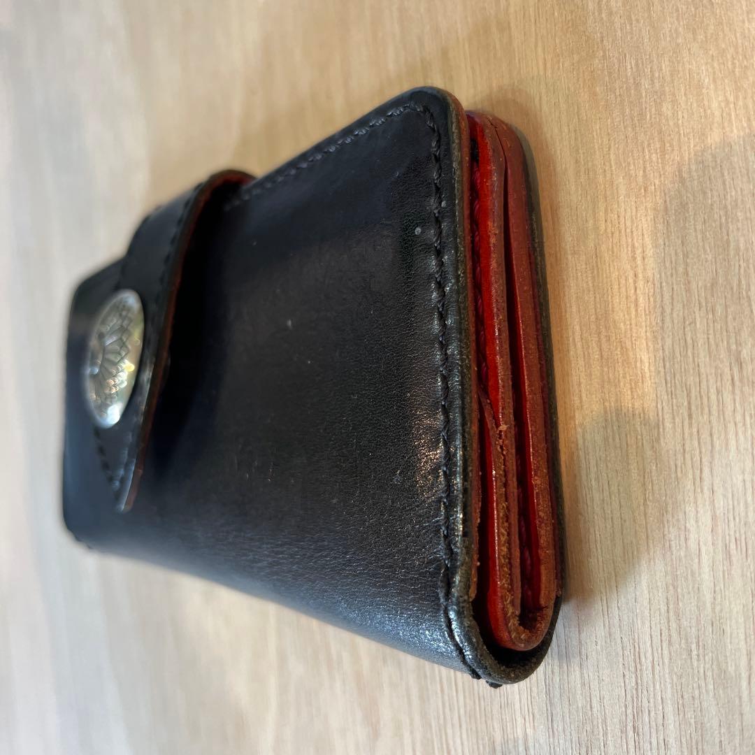 黒いレザー長財布 フラワーモチーフ付き