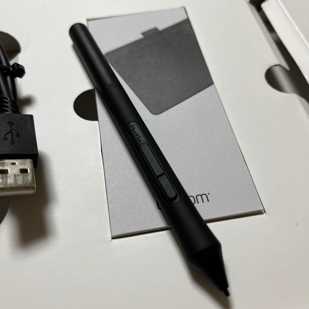 ［美品］Wacom Intuos Medium ブラック ペンタブレット