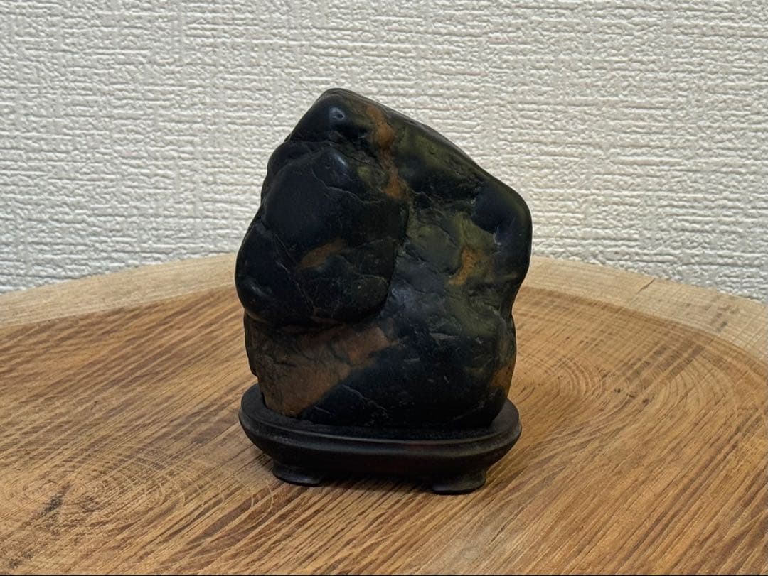 神居古潭石 トロ黒 真黒石 水石 盆石 鑑賞石 天然石 北海道産 木製台座付き