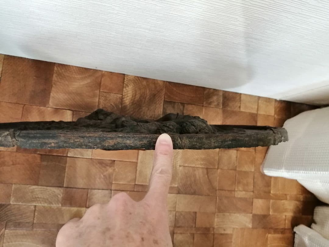 ブロンズ調　立体絵画　古典的浮彫り男女と天使像の金属製オブジェ