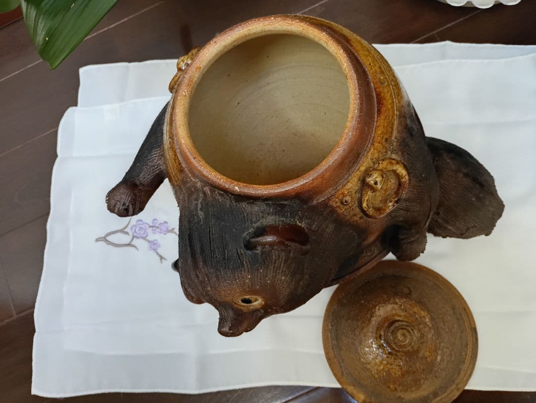 タヌキの陶器容器 蓋付き信楽焼縁起良い八寸狸茶釜