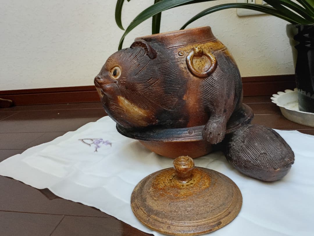 タヌキの陶器容器 蓋付き信楽焼縁起良い八寸狸茶釜