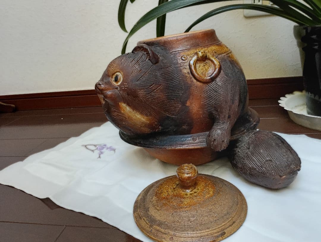 タヌキの陶器容器 蓋付き信楽焼縁起良い八寸狸茶釜