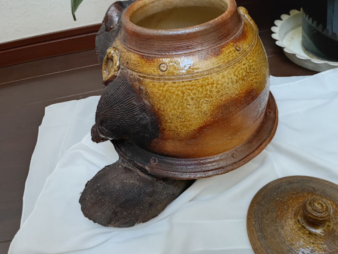 タヌキの陶器容器 蓋付き信楽焼縁起良い八寸狸茶釜