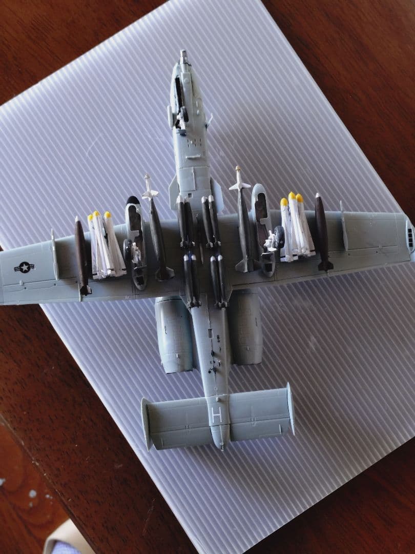新春セール！美品完成品！空の重戦車 米空軍 A-10A サンダーボルト1/72