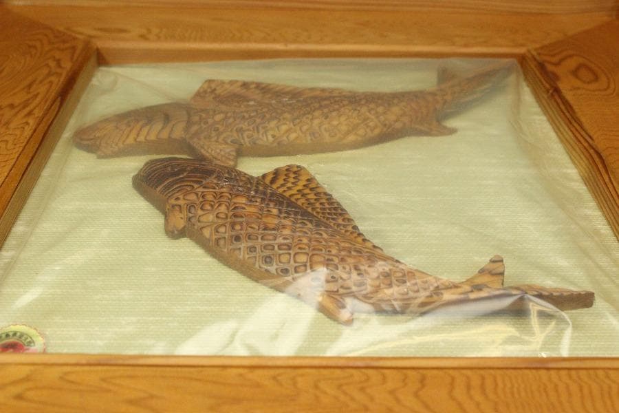 屋久杉 彫刻 双魚 額 希少(ZE866)