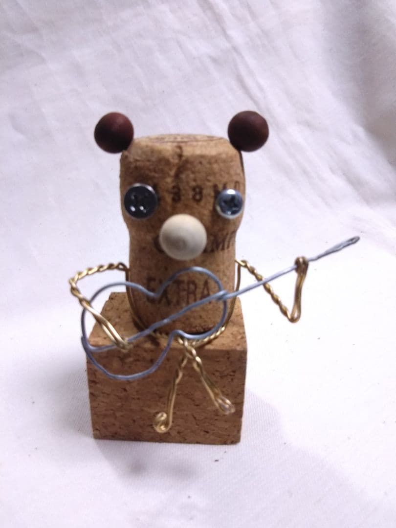 ハンドメイド ギターを弾く熊 コルク人形 茶耳