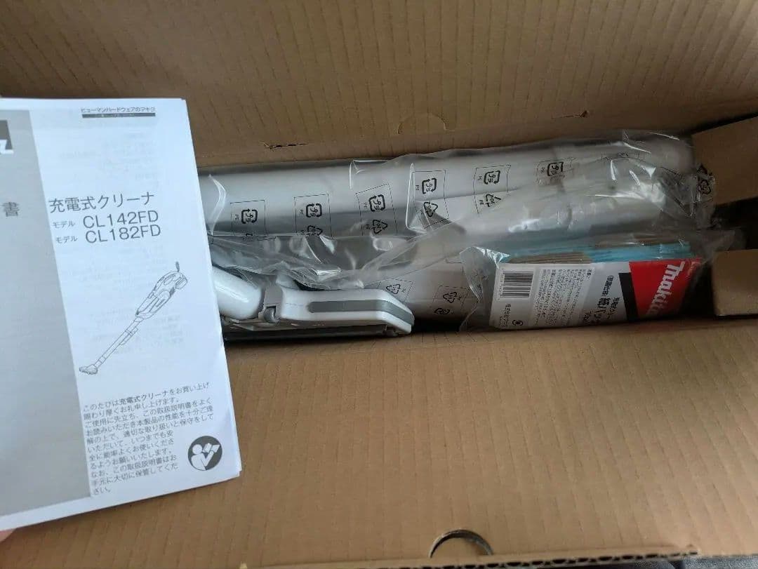 新品　未使用　Makita 充電式クリーナー CL142FDZW 本体