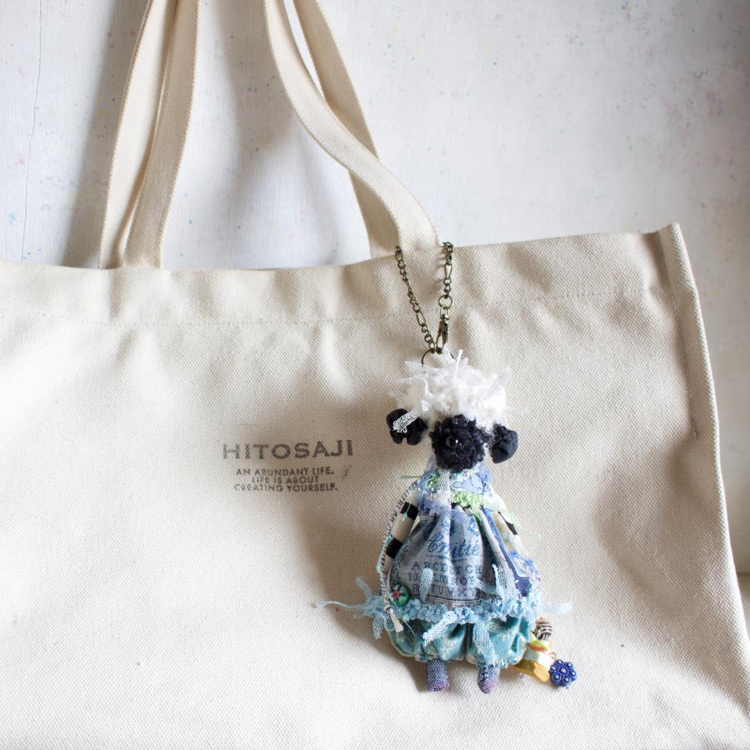 ヴァレーブラックノーズシープのミニぬいぐるみ 13.5cmバックチャーム ブルー