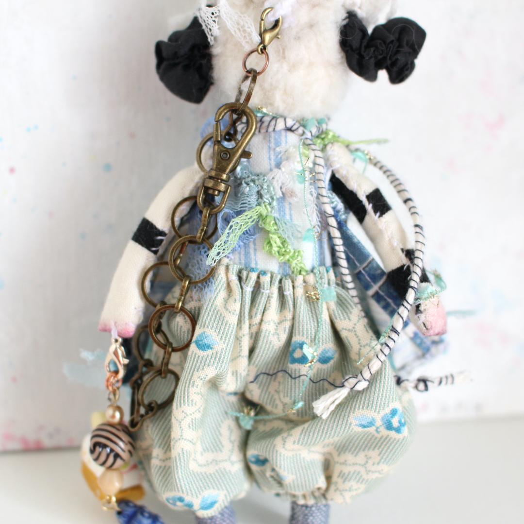 ヴァレーブラックノーズシープのミニぬいぐるみ 13.5cmバックチャーム ブルー