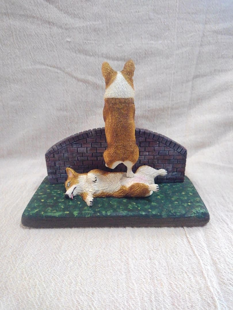 木彫りのコーギー2体 番犬編