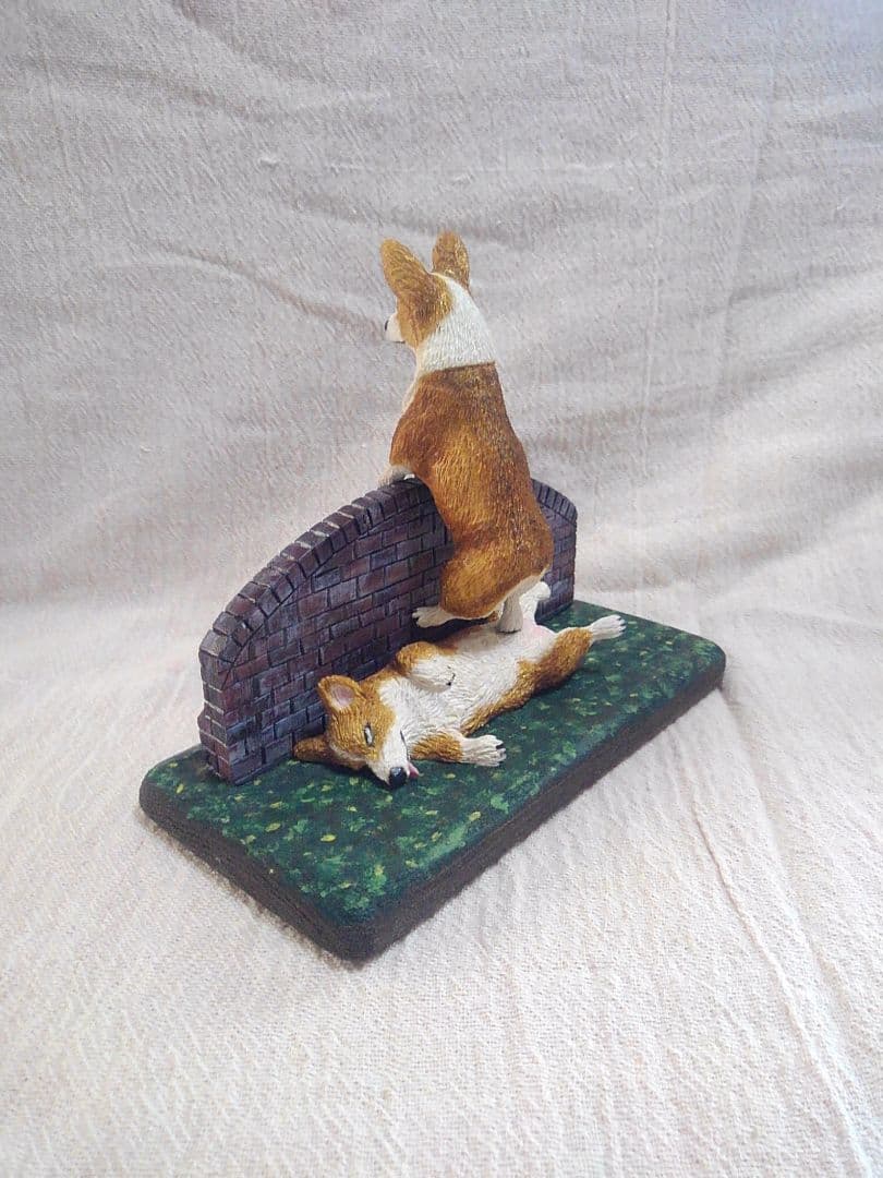 木彫りのコーギー2体 番犬編