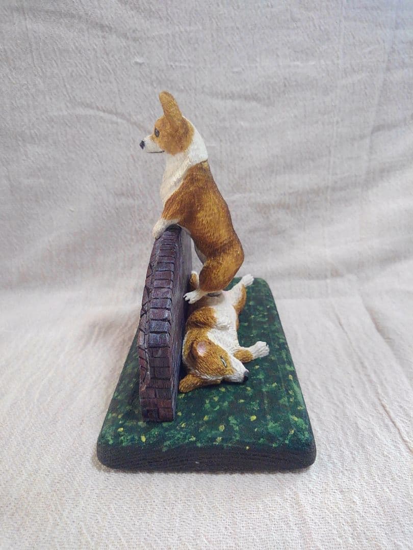 木彫りのコーギー2体 番犬編