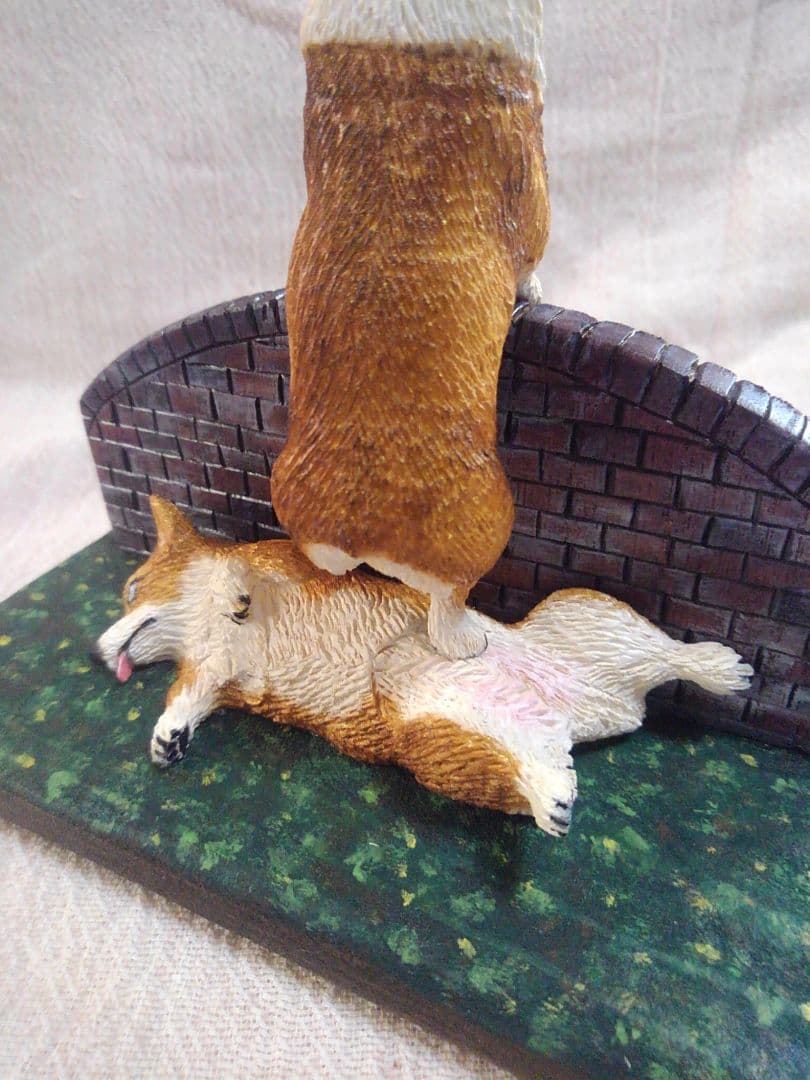 木彫りのコーギー2体 番犬編