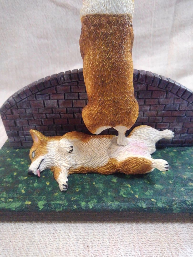 木彫りのコーギー2体 番犬編