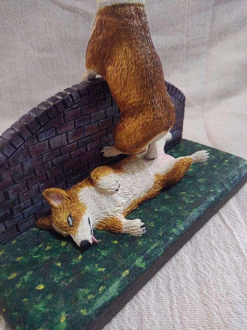 木彫りのコーギー2体 番犬編