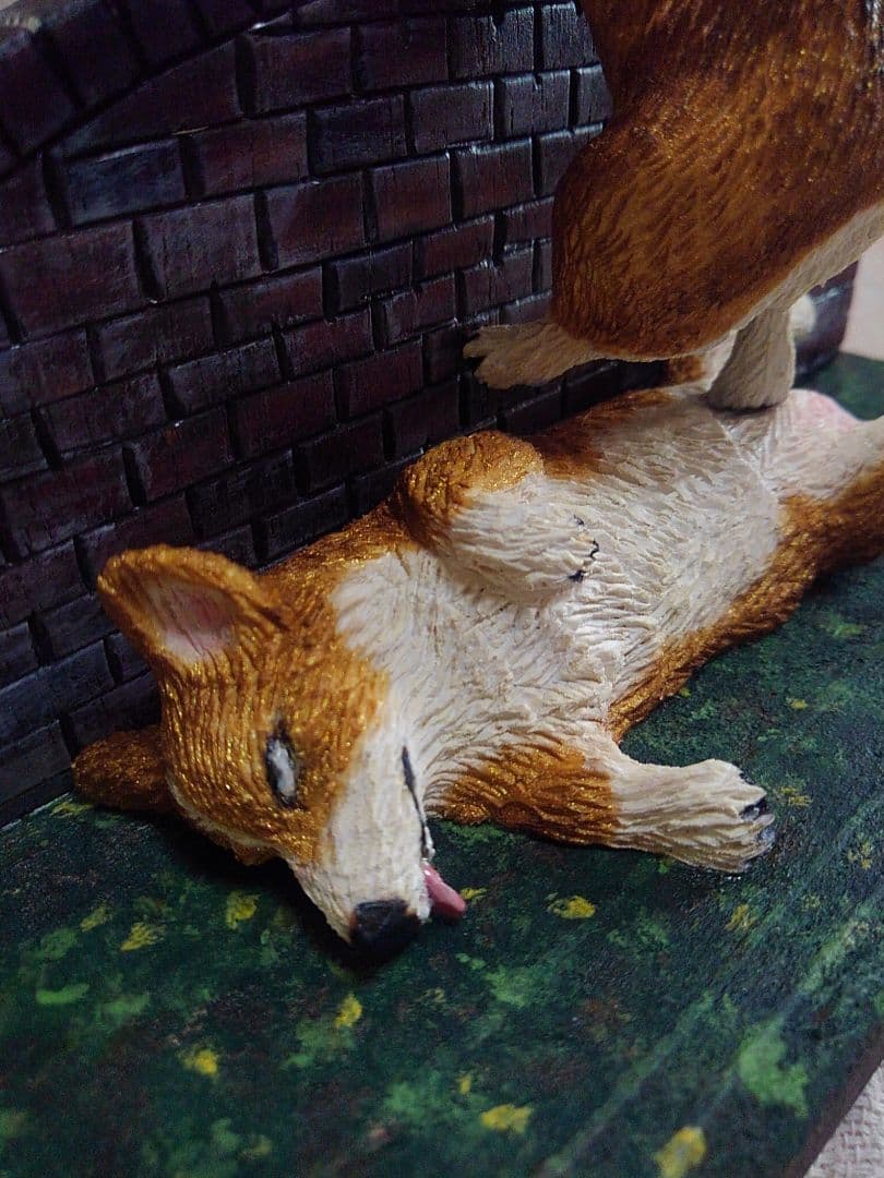 木彫りのコーギー2体 番犬編