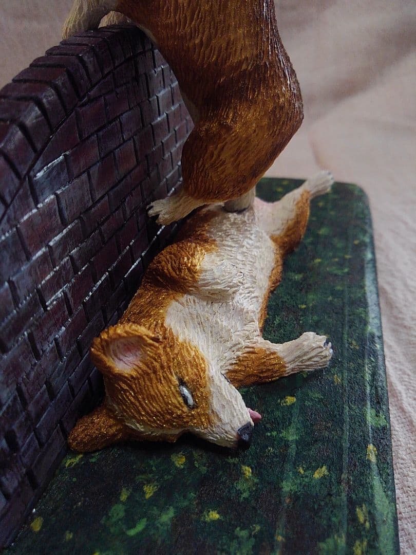 木彫りのコーギー2体 番犬編