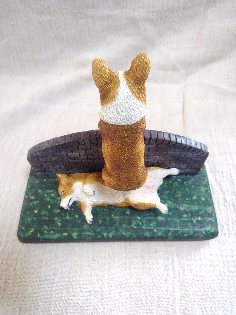 木彫りのコーギー2体 番犬編