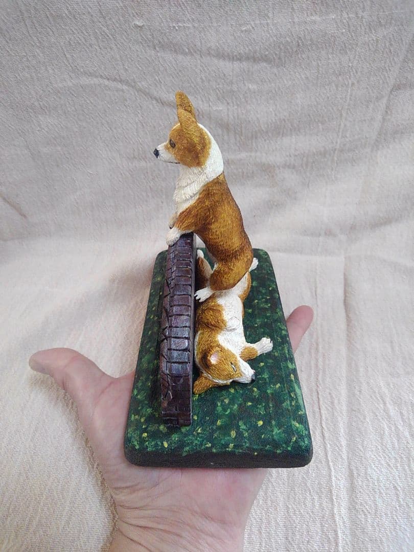 木彫りのコーギー2体 番犬編