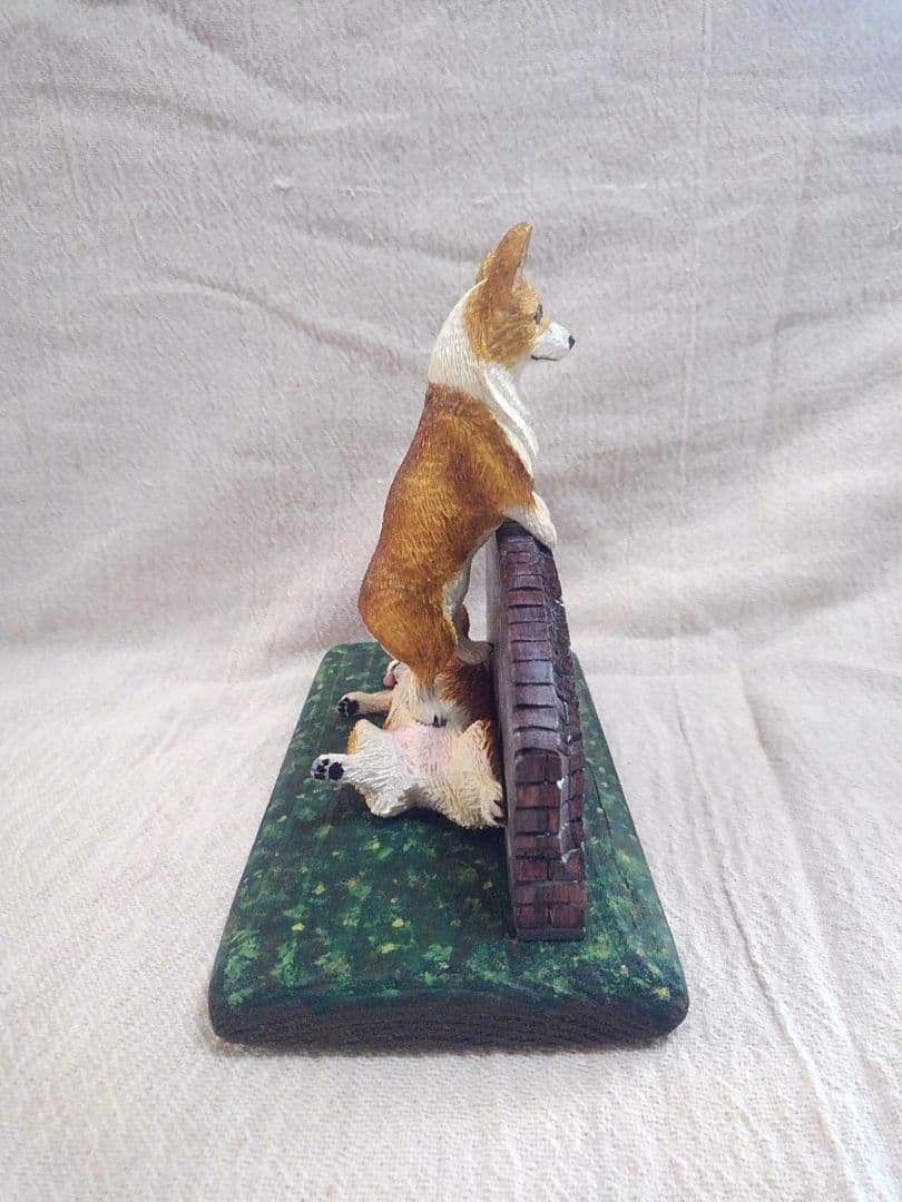 木彫りのコーギー2体 番犬編