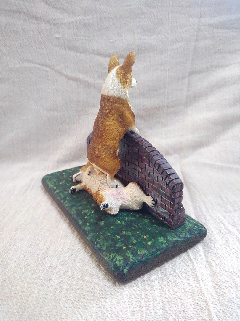 木彫りのコーギー2体 番犬編