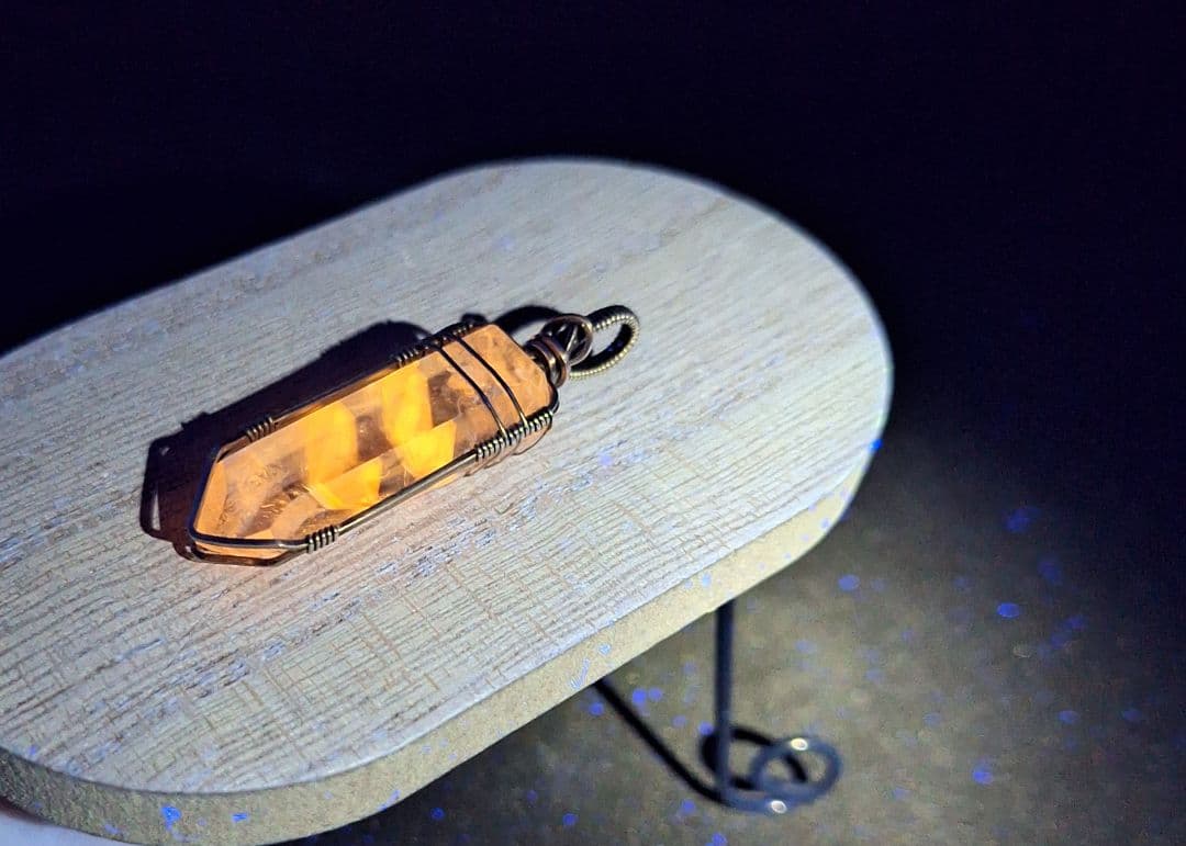 パウエライト入りアメシスト ワイヤークラフトペンダント (ワイヤーラップ)