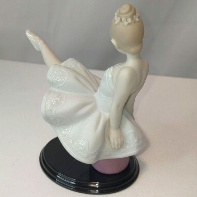 【美品】リヤドロ (LLADRO) 上手にできるかな 9335 少女 バレリーナ