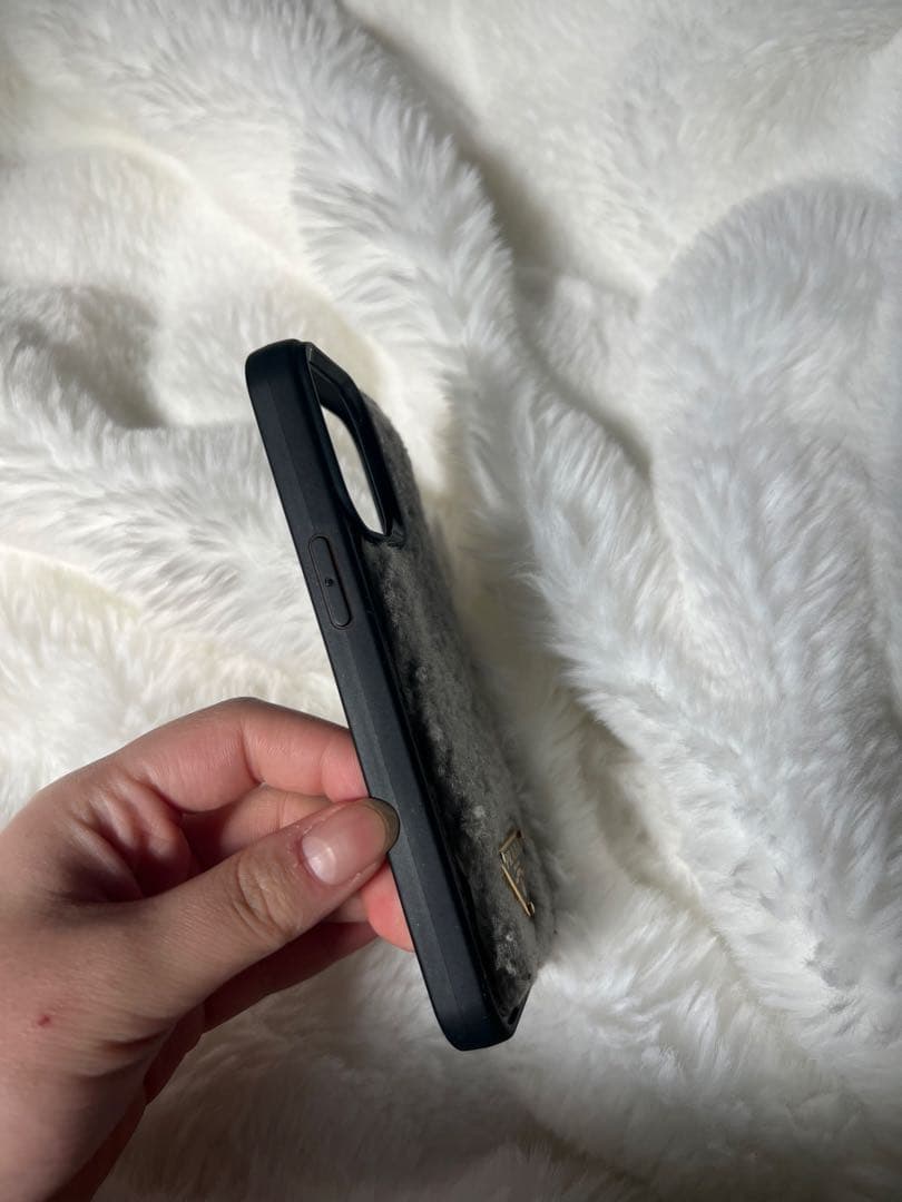 PRADA ファーのスマホケース