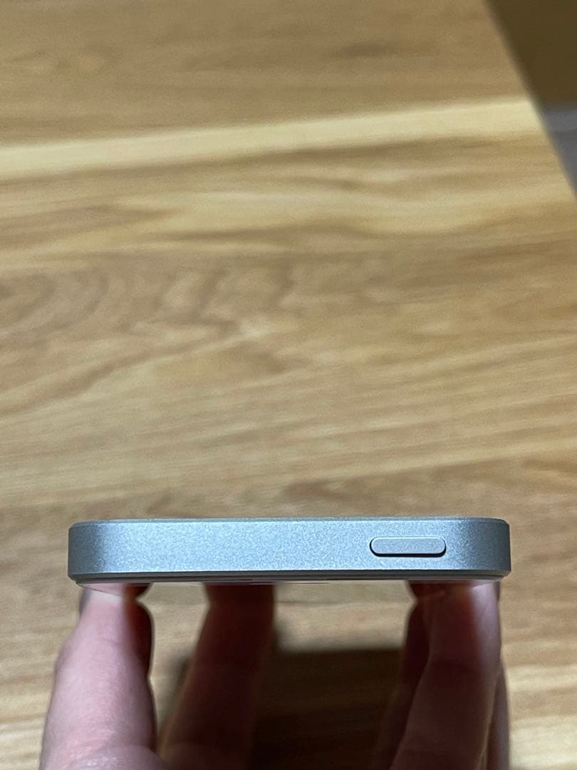 Apple iPhone SE シルバー　第一世代