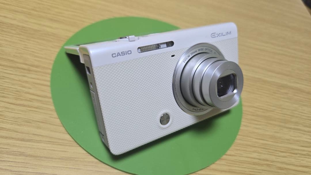 カシオ自撮り１０倍ズームコンデジ　　WiFi搭載