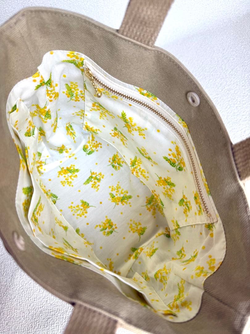 【ハンドメイド】ゴールデンレトリバー刺繍帆布トートバッグ（ミモザ）革チャーム付き