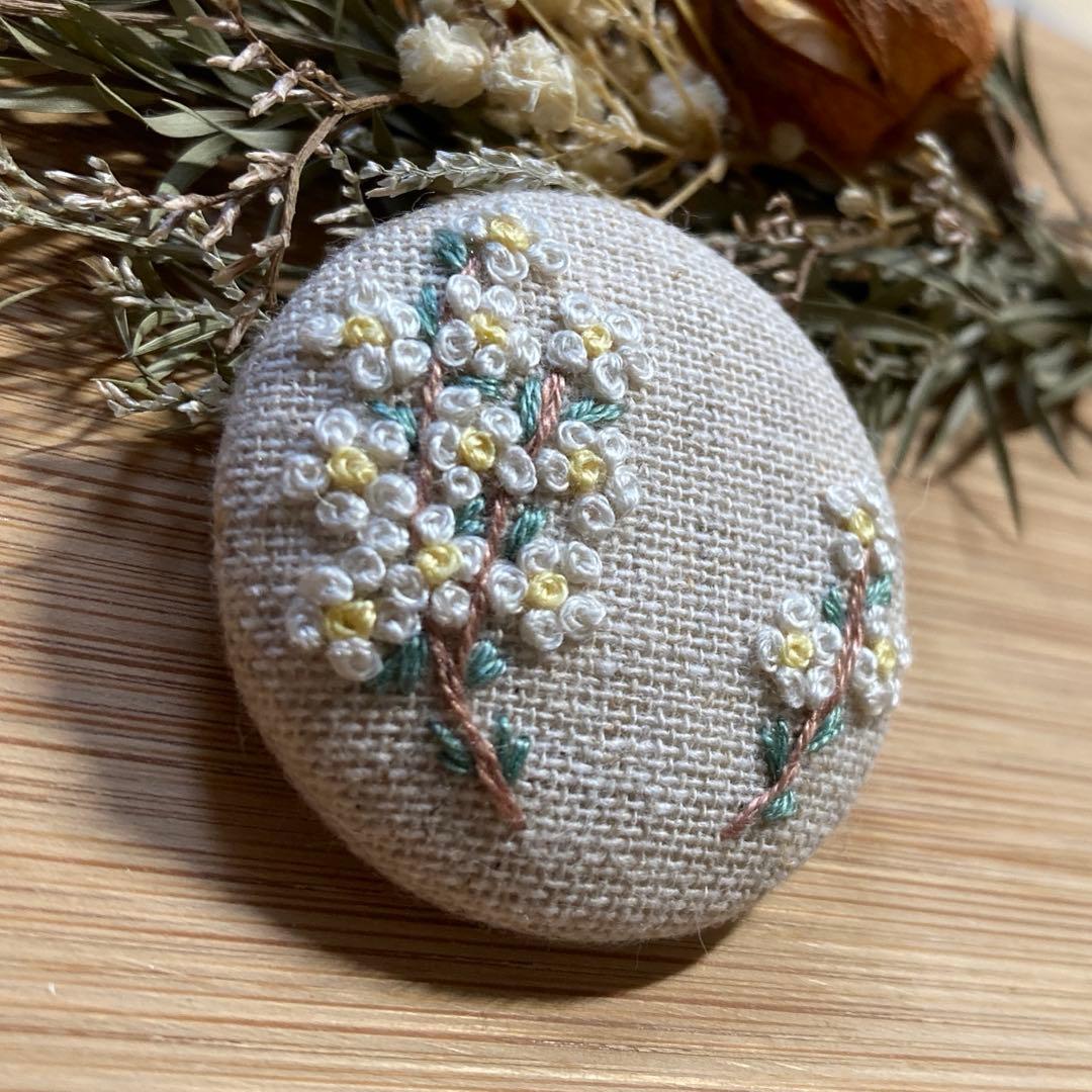 くるみボタン刺繍ブローチ ユキヤナギのブローチ handmade
