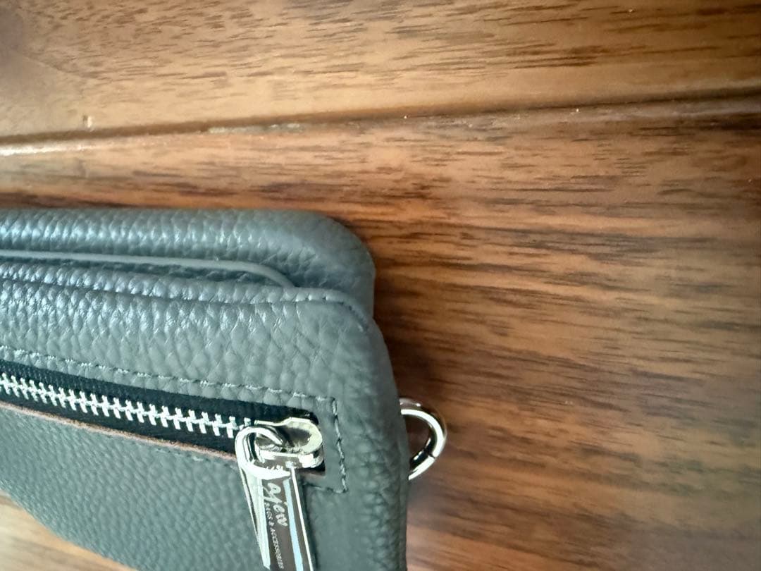 anew エジュー　iPhone16pro グレー　スマホケース　ショルダー