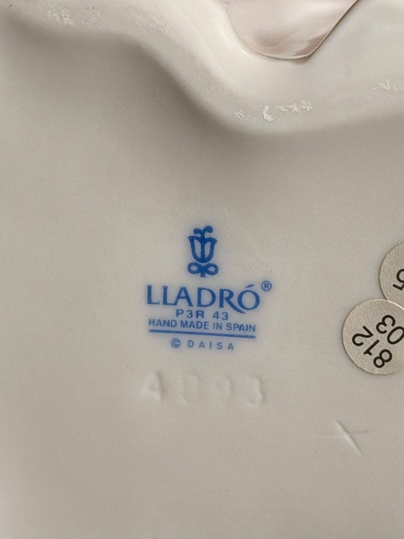 #リヤドロ 仔犬を抱く貴婦人 フィギュリン 4893 P-3