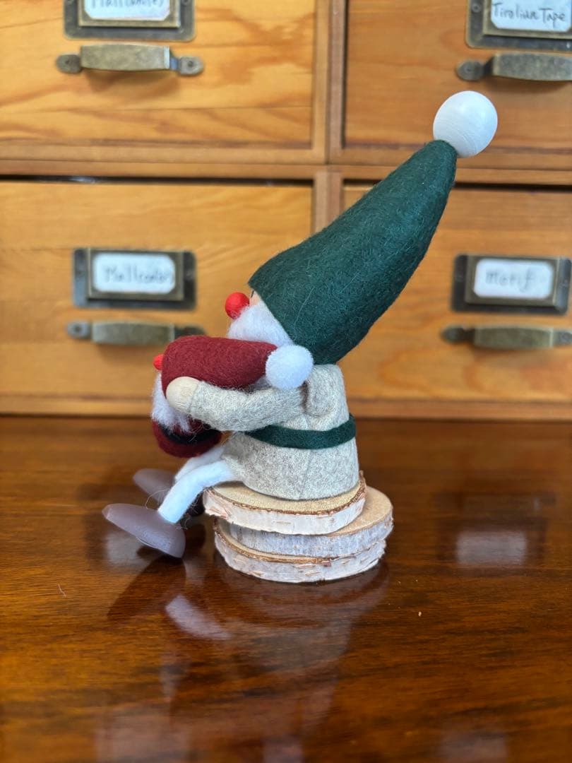 ノルディカニッセ　人形を抱えるサンタ　［te-noriオリジナル］