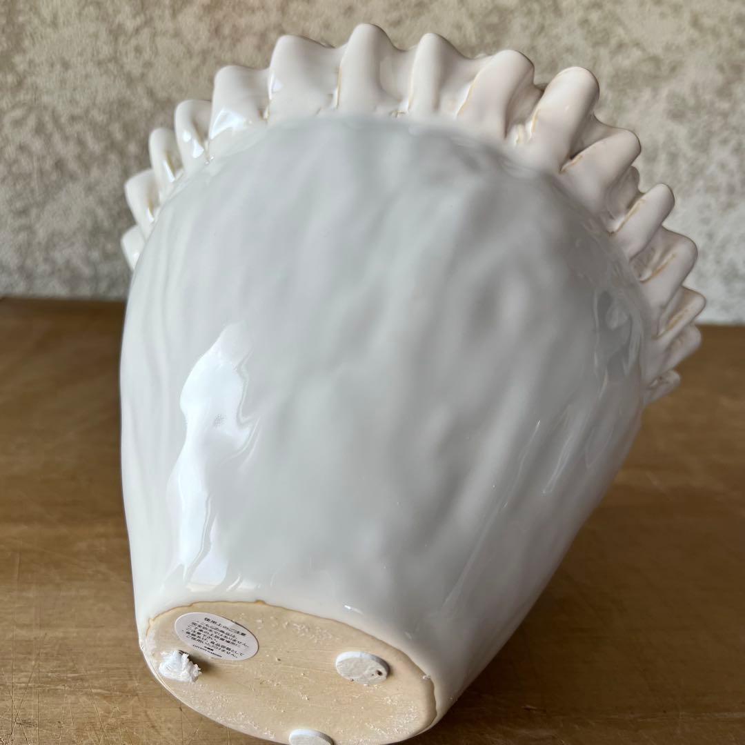 フリルエッジ陶器花瓶 フラワーベース。大切な植物の為の陶器容器としても