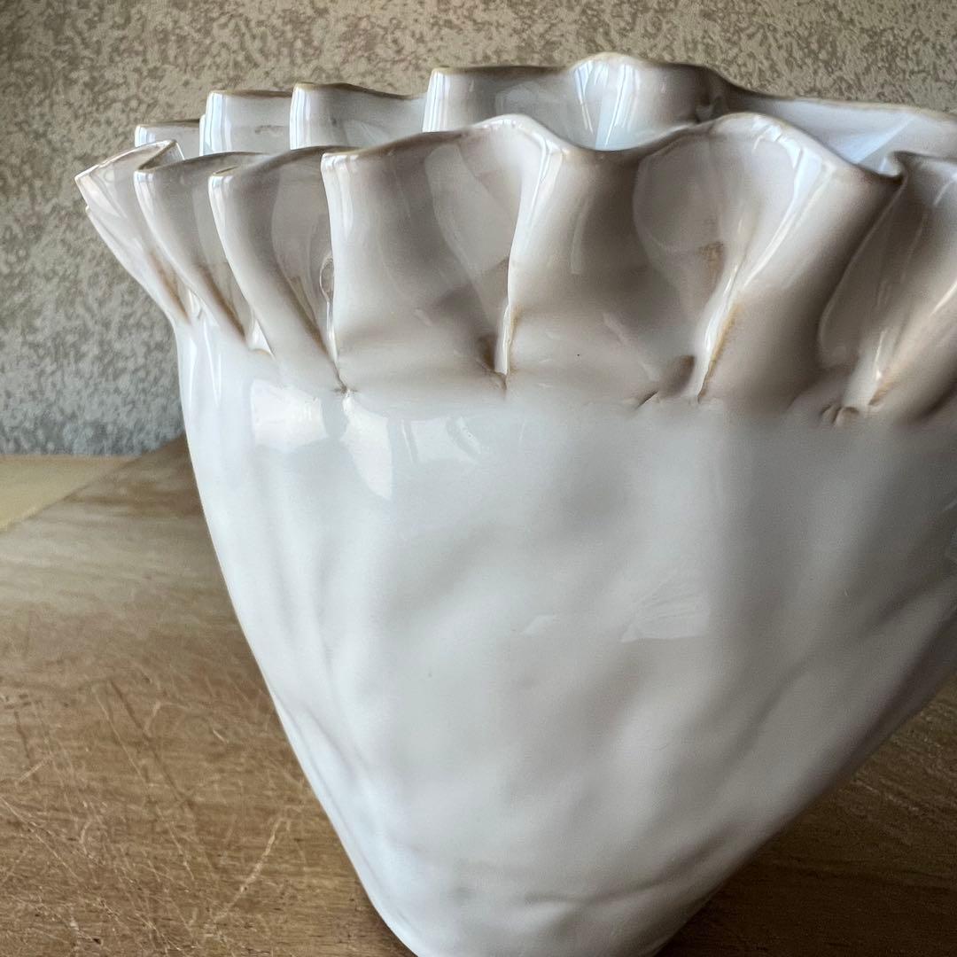 フリルエッジ陶器花瓶 フラワーベース。大切な植物の為の陶器容器としても