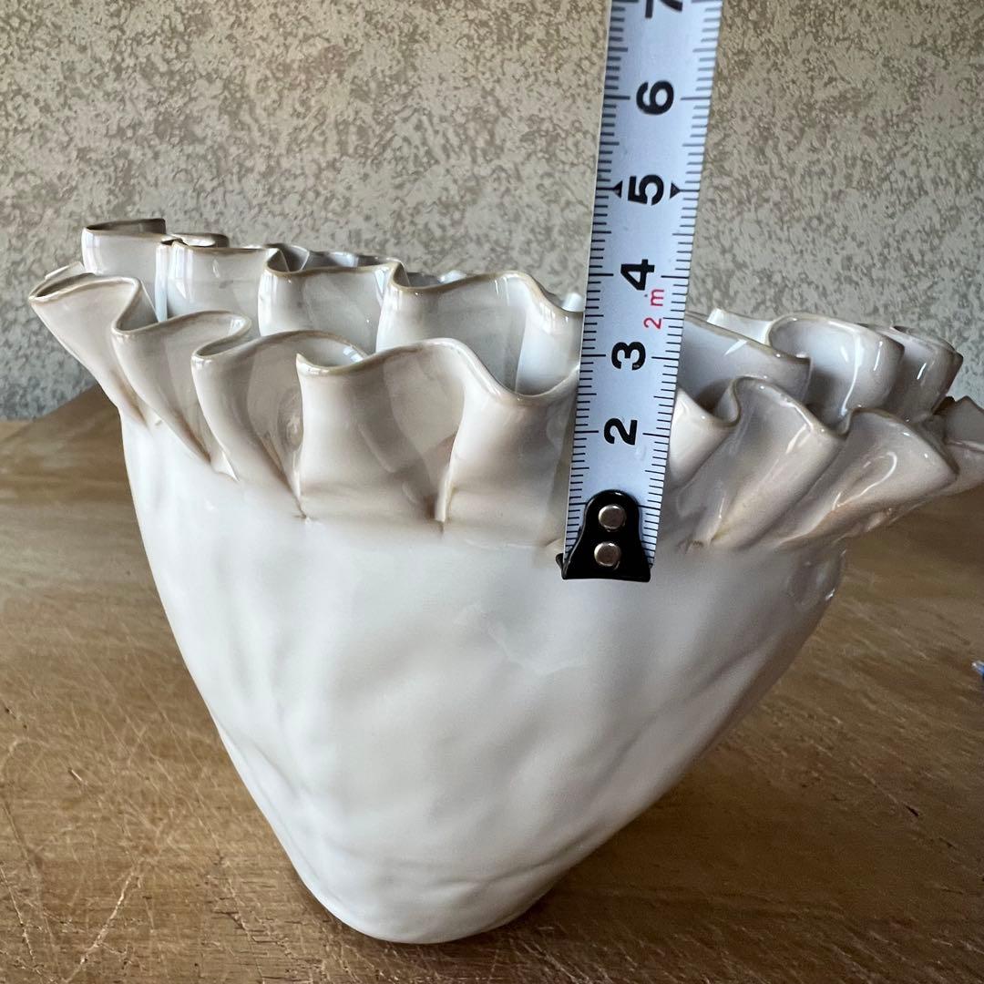 フリルエッジ陶器花瓶 フラワーベース。大切な植物の為の陶器容器としても