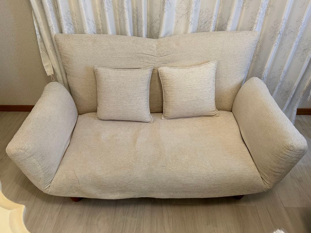 クリーム色 2人掛けソファ クッション付き