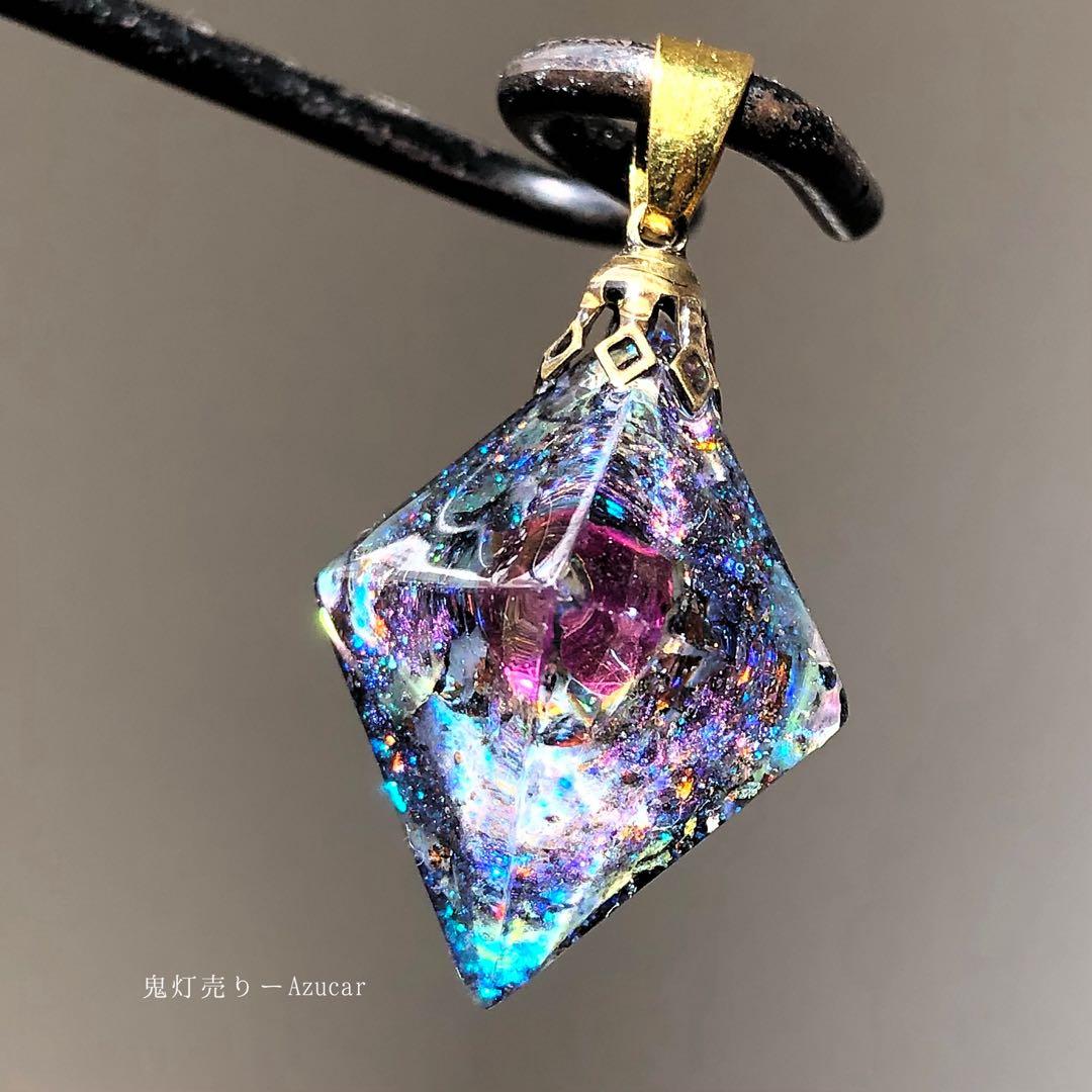 魔法世界の入り口を閉じ込めて ─ 蓄光オルゴナイト宇宙レジンネックレス