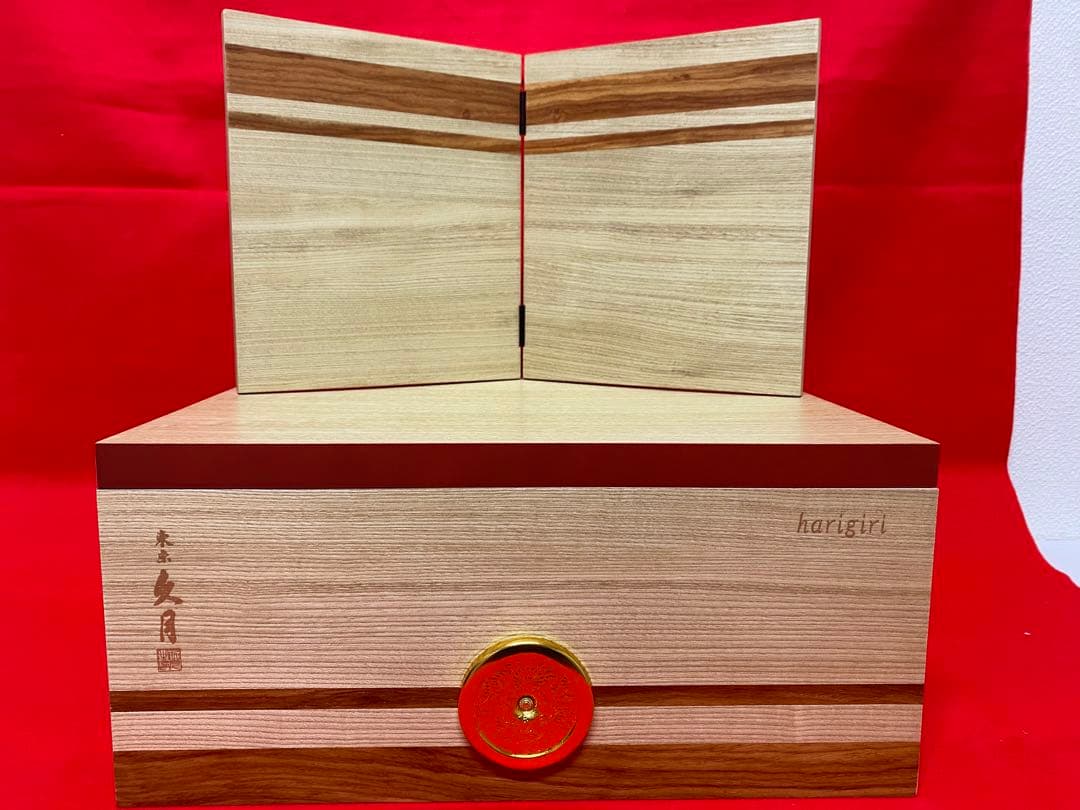 東京久月　五月人形　銘木シリーズ　針桐　家紋付き兜飾り収納セット