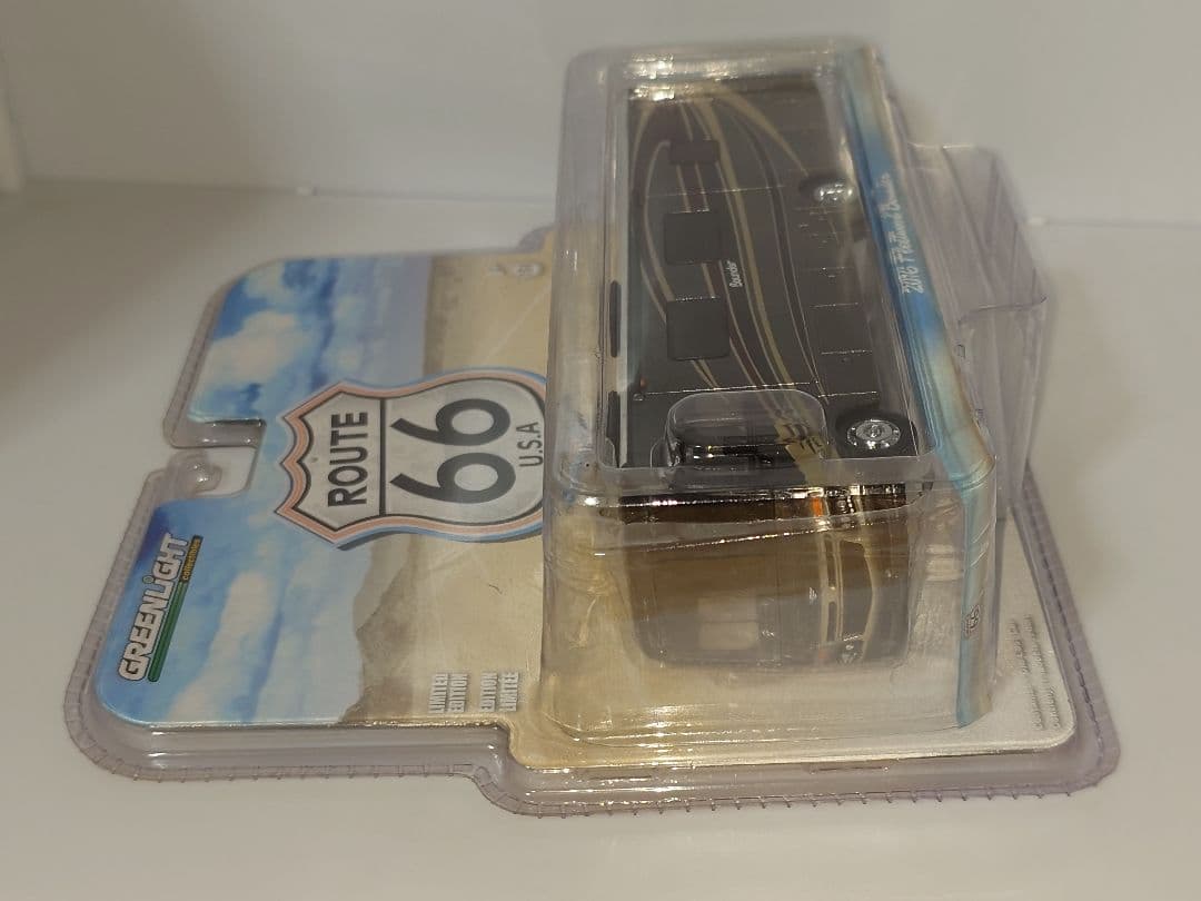 グリーンライト 2016 Fleetwood Bounder 1/64 ミニカー