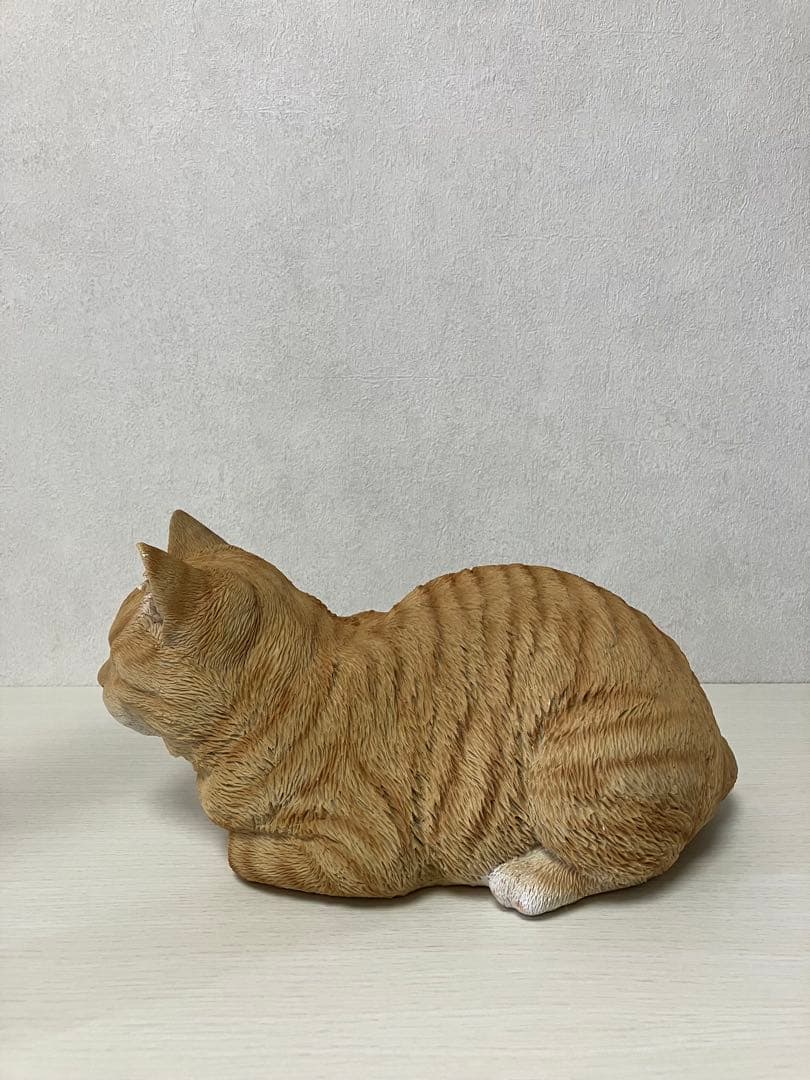 香箱ねこ　茶トラ　レジン製　ガーデンオーナメント