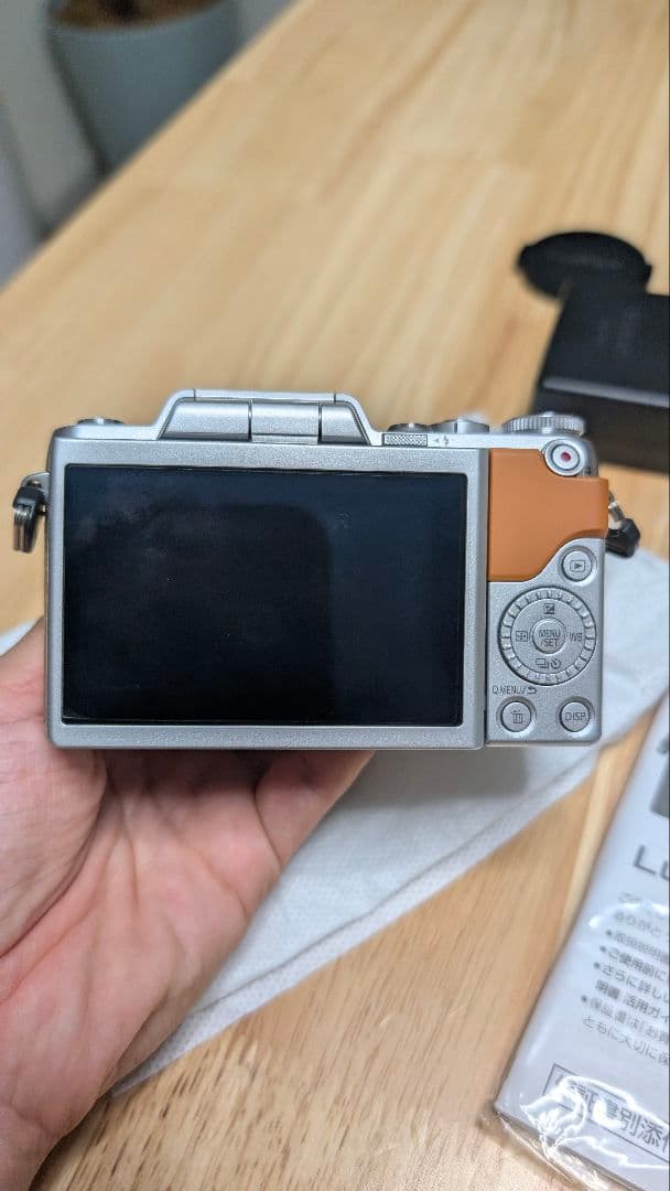 美品！Panasonic DMC-GF7W ミラーレス一眼カメラ LUMIXG