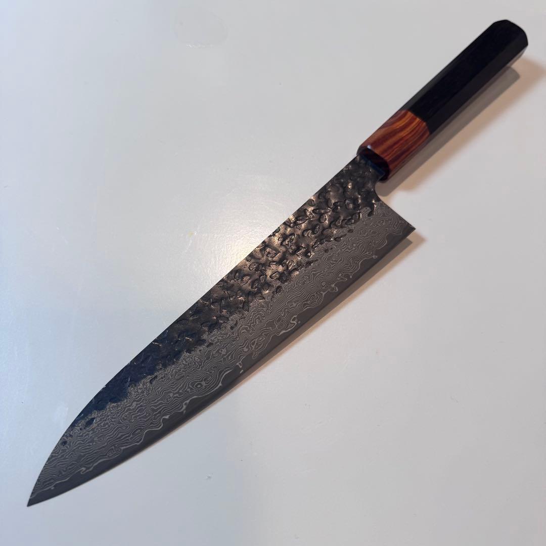 ダマスカス 和牛刀 210mm 槌目 黒仕上げ 黒檀八角柄 シェフナイフ